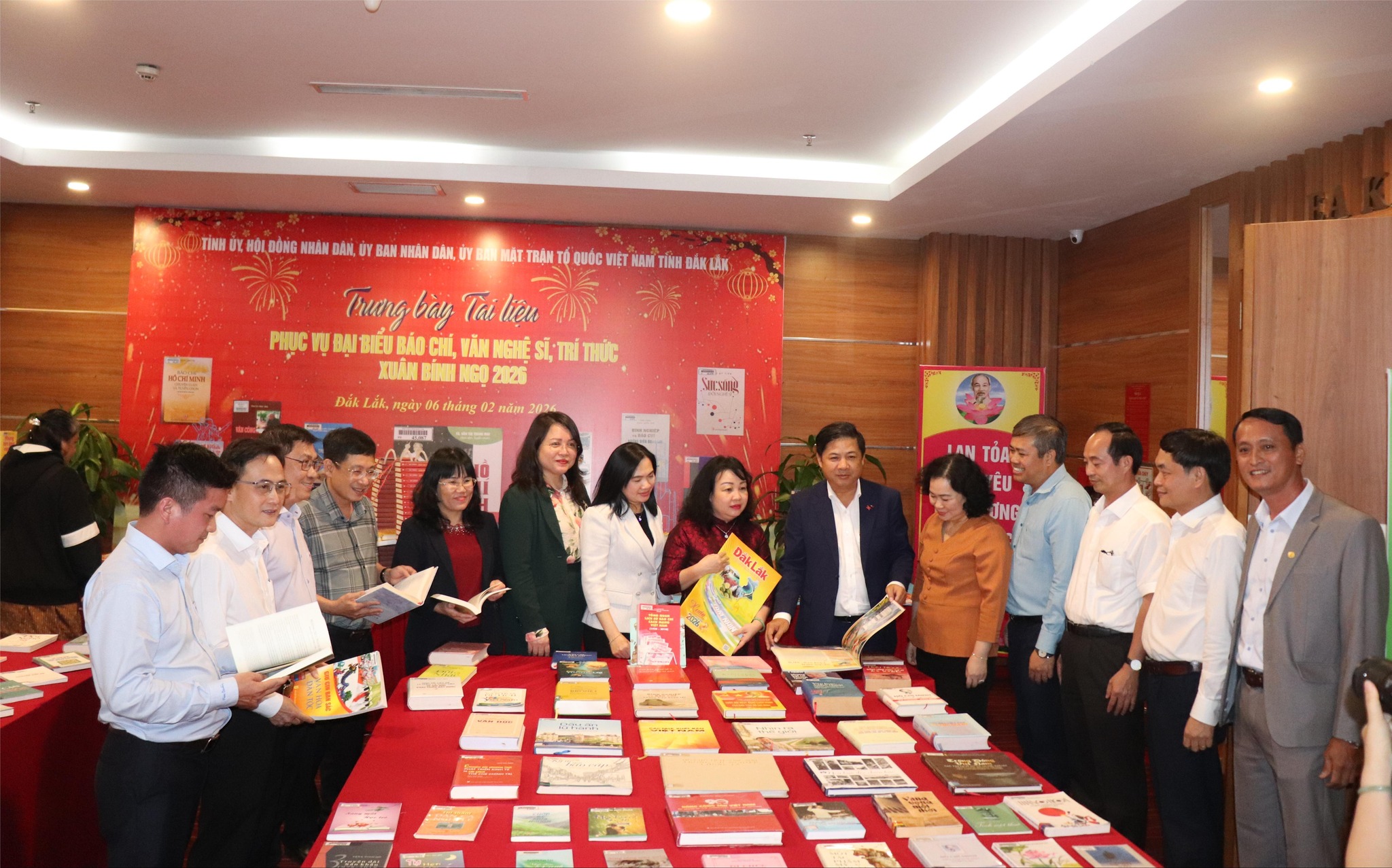 Ban Thường vụ Tỉnh ủy gặp mặt, chúc Tết đại biểu báo chí, văn nghệ sĩ, trí thức Đắk Lắk