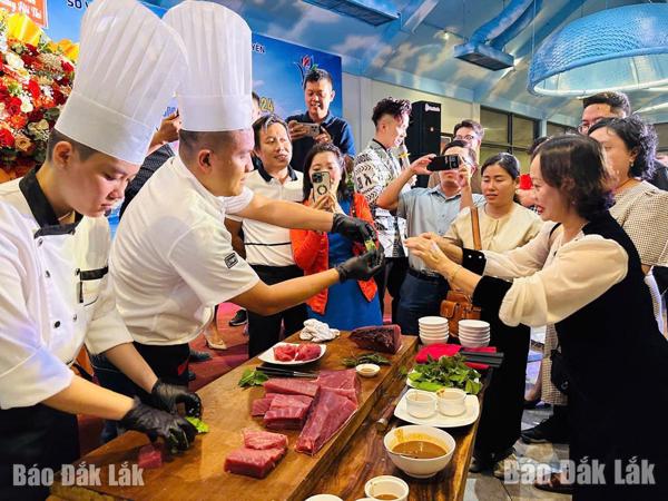 Đến Đắk Lắk thưởng thức cá ngừ đại dương, bay khinh khí cầu và chinh phục núi Đá Bia