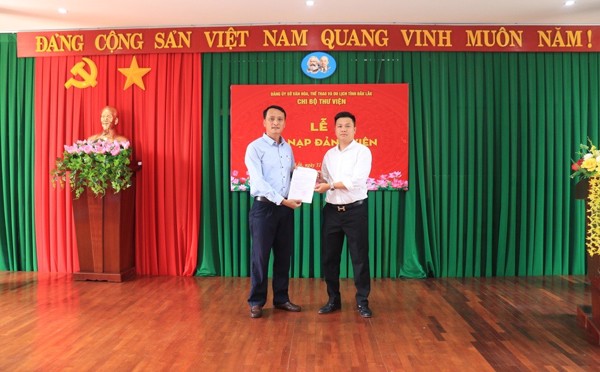 Chi bộ Thư viện tỉnh Đắk Lắk tổ chức Lễ kết nạp Đảng viên mới