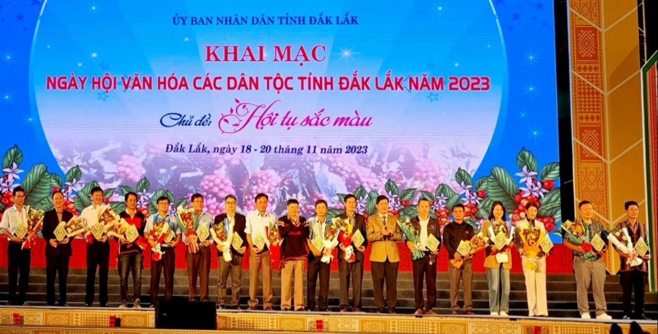 Ban Tổ chức tặng hoa cho các Đoàn tham dự Khai mạc