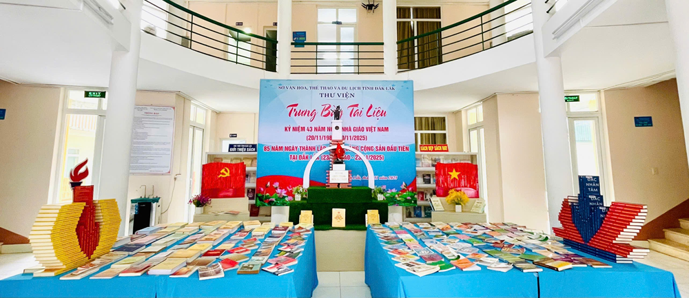 Thư viện tỉnh Đắk Lắk tổ chức trưng bày tài liệu chào mừng Ngày Nhà giáo Việt Nam và Ngày thành lập Chi bộ Đảng Cộng sản đầu tiên tại Đắk Lắk