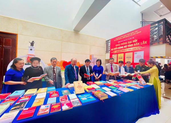 Đắk Lắk: Thư viện tỉnh trưng bày, triển lãm mô hình sách nghệ thuật – Lan toả văn hoá đọc tại Đại hội đại biểu Đảng bộ tỉnh Đắk Lắk lần thứ I, nhiệm kỳ 2025-2030