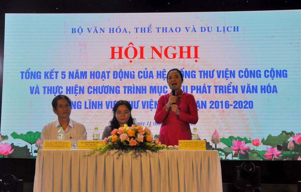 Đại hội nhận hoa chúc mừng của Đảng ủy Sở VHTT&DL