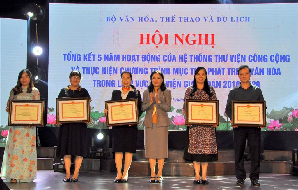 Đại hội nhận hoa chúc mừng của Đảng ủy Sở VHTT&DL